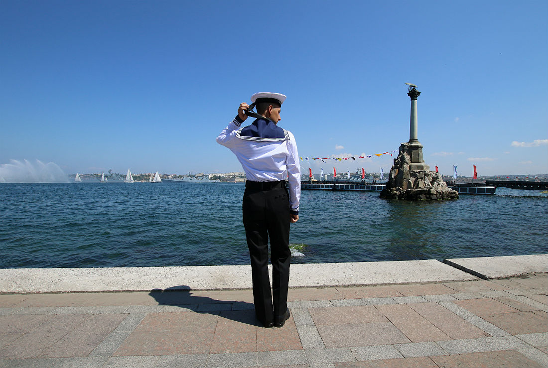 Моряк ВМФ РФ в праздничном Севастополе