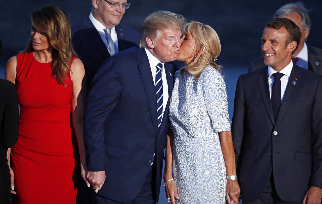 Лидеры стран-участниц G7, их жены и гости саммита приняли участие в традиционной совместной фотосессии. Фотографы запечатлели момент, когда супруга президента Франции Брижит Макрон целует американского гостя, после чего жену Трампа Меланию поймали на поцелуях с премьер-министром Канады Джастином Трюдо.
