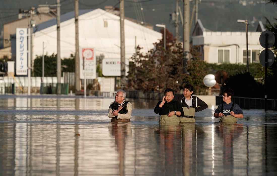Японские сотрудники проверяют свои офисы после тайфуна Хагибис
