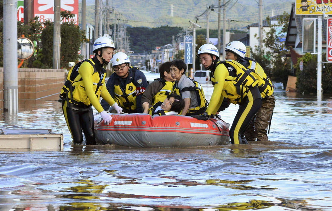 Спасатели эвакуируют пострадавших из затопленной зоны в префектуре Нагано