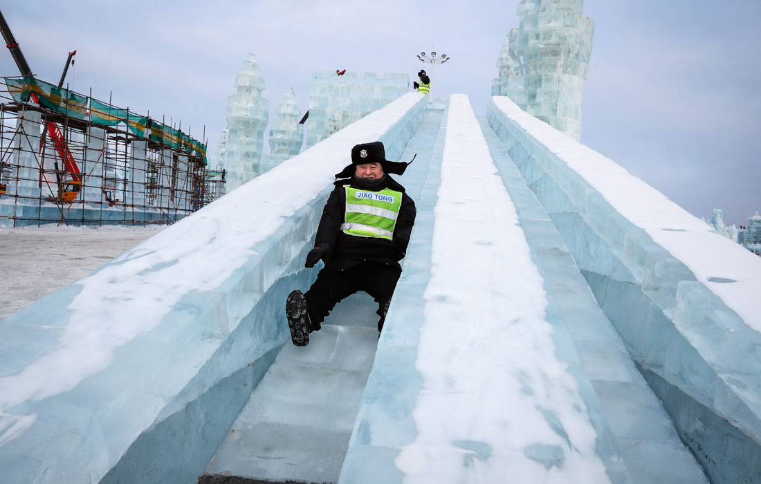 Один из охранников ежегодного фестиваля ледовых и снежных скульптур в Харбине неожиданно забыл, сколько ему лет
