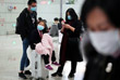 Коронавирусы включают в себя большое семейство вирусов, только шестью из них (семью, считая новый) может заразиться человек. Сначала они вызывают обычную простуду, но затем приводят к острому респираторному заболеванию. Вспышка коронавируса в 2002 году убила в Китае 774 человека, заболели тогда 8098 человек.