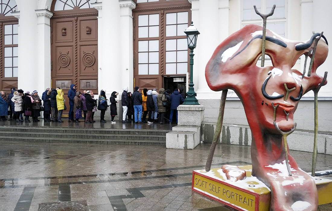 Очередь на выставку Сальвадора Дали в Москве