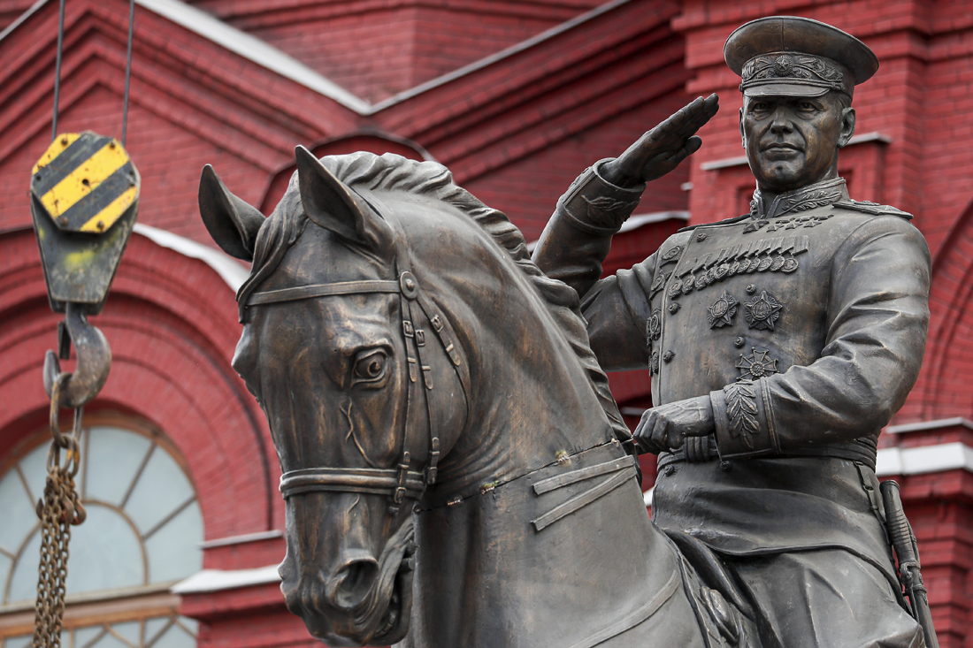 Новый памятник маршалу Георгию Жукову, установили на Манежной площади.
Авторы памятника, установленного 8 мая 1995 года, - скульптор Вячеслав Клыков и архитектор Юрий Григорьев. Маршал Жуков изображен на коне во время принятия Парада Победы 24 июня 1945 г. на Красной площади.