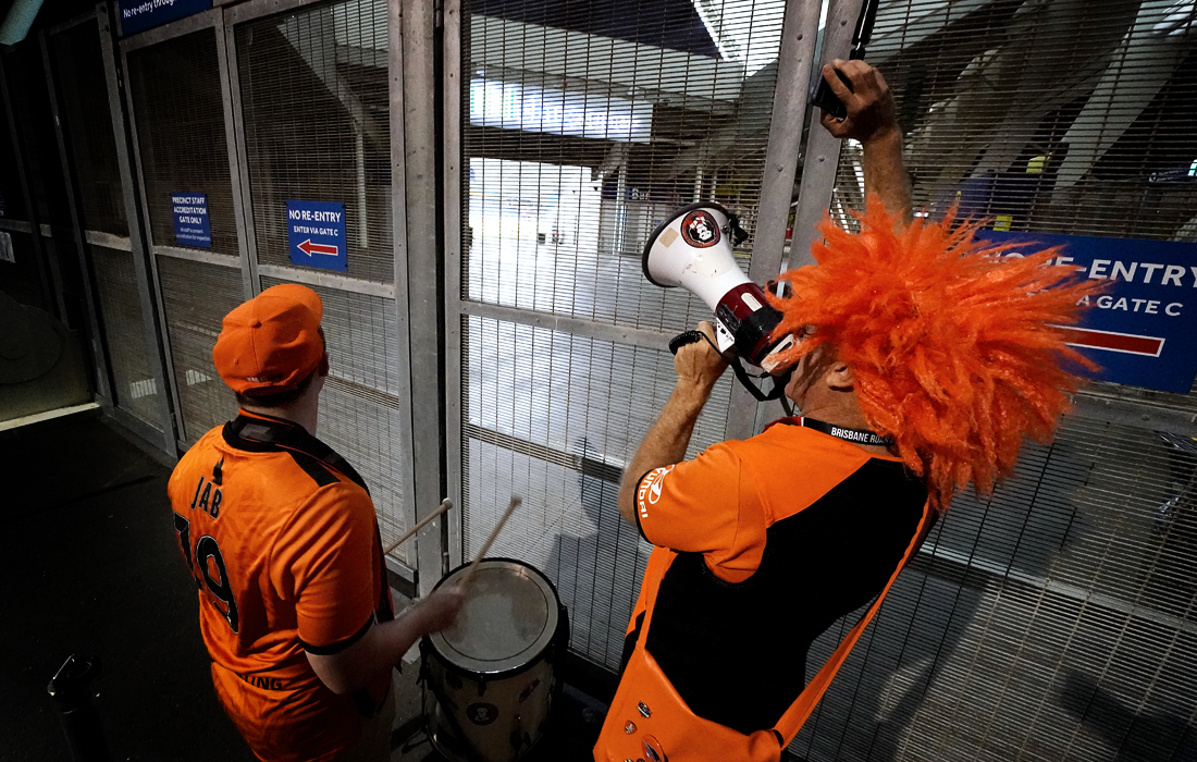 В Австралии состоялся 24-й тур австралийской лиги A-League по футболу между Brisbane Roar и Newcastle Jets. Матч состоялся за "закрытыми дверями" из-за чего фанатам пришлось болеть за пределами стадиона.