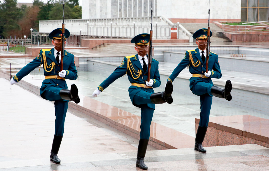 Режим чрезвычайного положения введен на территории столицы Киргизии, а также в ряде других городов и районов. На фото: смена караула на центральной площади Бишкека.