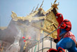 1 апреля. В пригороде Бангкока сотрудники коммунальных служб в костюмах супергероев проводят дезинфекцию храмов