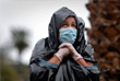 10 апреля. В Лос-Анджелесе вводится обязательное ношение защитных масок в общественных местах. На фото: женщина в очереди за продуктами.