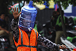 16 апреля. В Индонезии регулировщики движения вынуждены носить баллоны из-под воды из-за дефицита защитных масок и респираторов в стране.