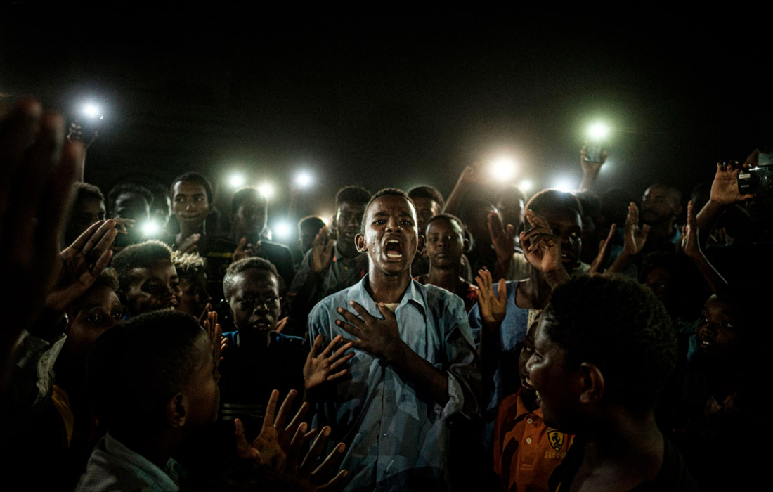 Фотография года по версии жюри конкурса World Press Photo 2020. Ясуеси Тиба.
Антиправительственная акция протеста в городе Хартум, Судан. Июнь 2019 года.