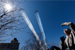 29 апреля. Группы высшего пилотажа ВВС США "Голубые ангелы" и "Буревестники" устроили авиашоу над Нью-Йорком в поддержку врачей
