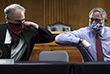 13 мая. Сенаторы США Ричард Барр и Тим Кейн приветствуют друг друга перед совещанием о коронавирусной болезни в Вашингтоне.