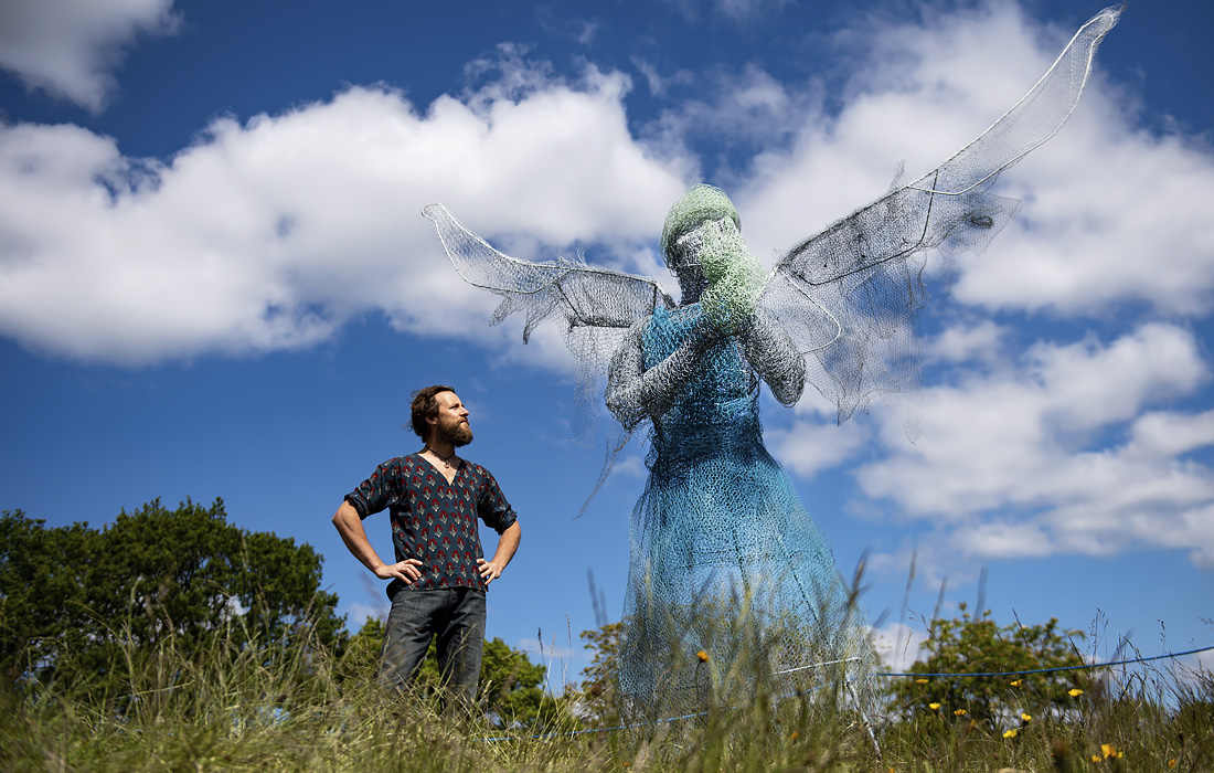 15 мая. Четырехметровую статую медработника с крыльями, созданную Люком Перри, установили в Бирмингеме в честь борющихся с COVID-19 медиков.
