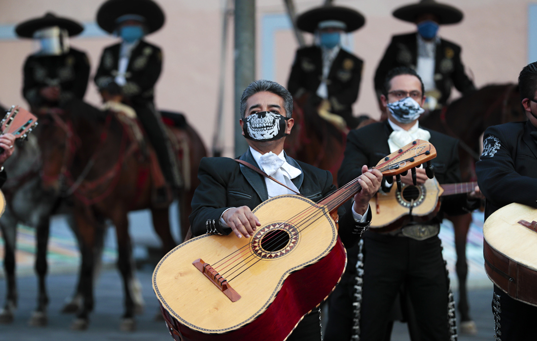 15 мая. За минувшие сутки число зараженных в Мексике возросло на 2409 человек, до 42 595. На фото: музыканты Мариачи играют серенаду на пустынной площади в Мехико.