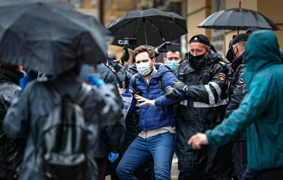 Задержания у здания МВД в Москве