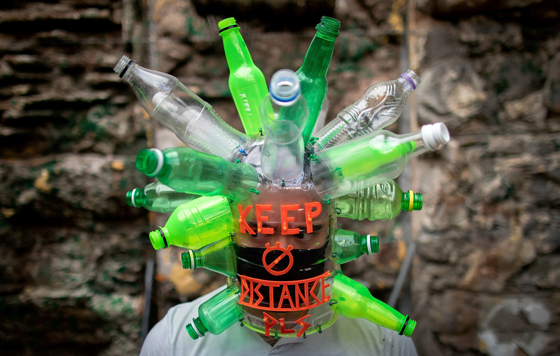 На Филиппинах число заразившихся коронавирусом превысило 15 тысяч. На фото: художник Лерой Нью в защитной маске из пластиковых бутылок в своей студии в Кесон-Сити.