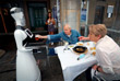 1 июня. В баре испанской Памплоны роботы-официанты доставляют еду и напитки гостям, а также забирают грязную посуду.