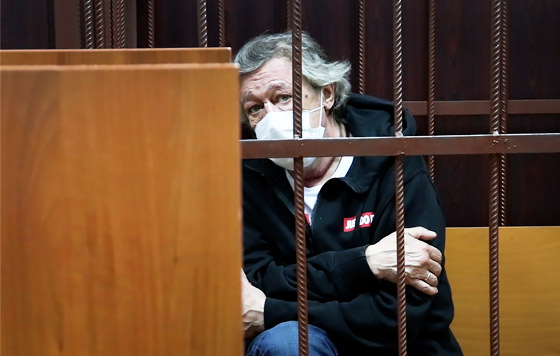 Михаил Ефремов отправлен под домашний арест