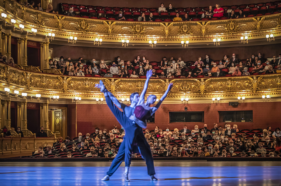 15 июня. Национальный театр Чехии завершил сезон балетом "Килиан - мосты времени" для 500 зрителей. Бесплатные билеты на представление получили медработники в благодарность за их труд во время продолжающейся пандемии коронавируса SARS-CoV-2.
