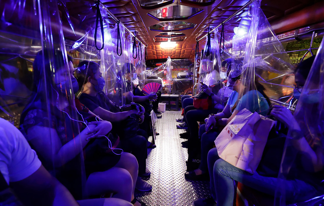 6 июля. В общественном транспорте Манилы (Филиппины) усилили меры санитарной безопасности пассажиров.