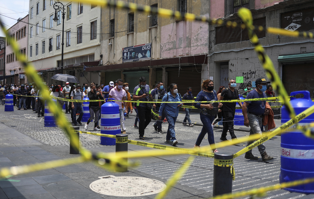 7 июля. Жители Мехико собираются в очередь, прежде чем войти в район, где открылись магазины.