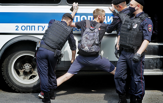 Задержание журналистов на акции в поддержку Сафронова