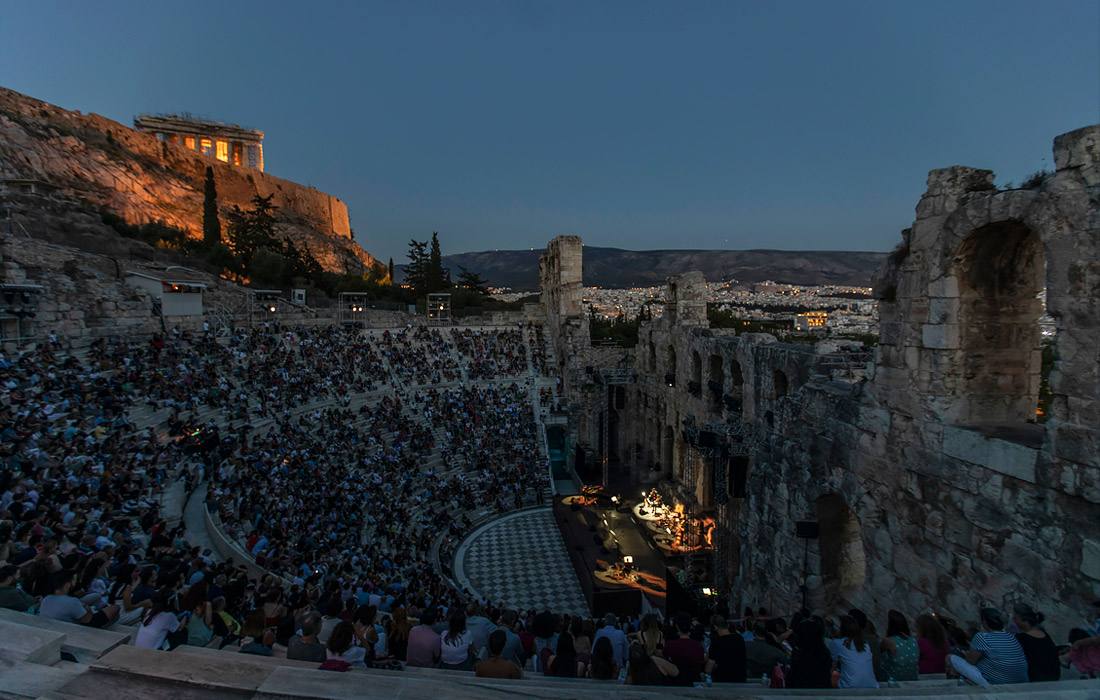 16 июля. Античный театр Одеон Герода Аттика в Афинах открылся после ослабления ограничений.