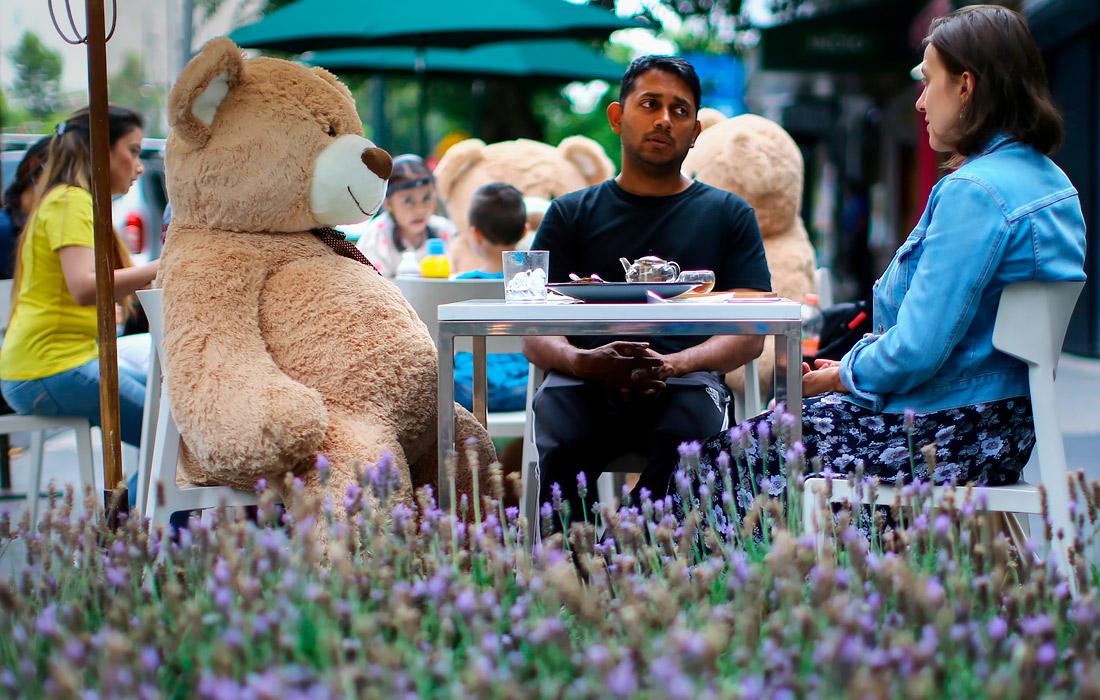 25 июля. В ресторане Jaso Bakery в Мехико используют игрушечных медведей для сохранения социальной дистанции между посетителями.