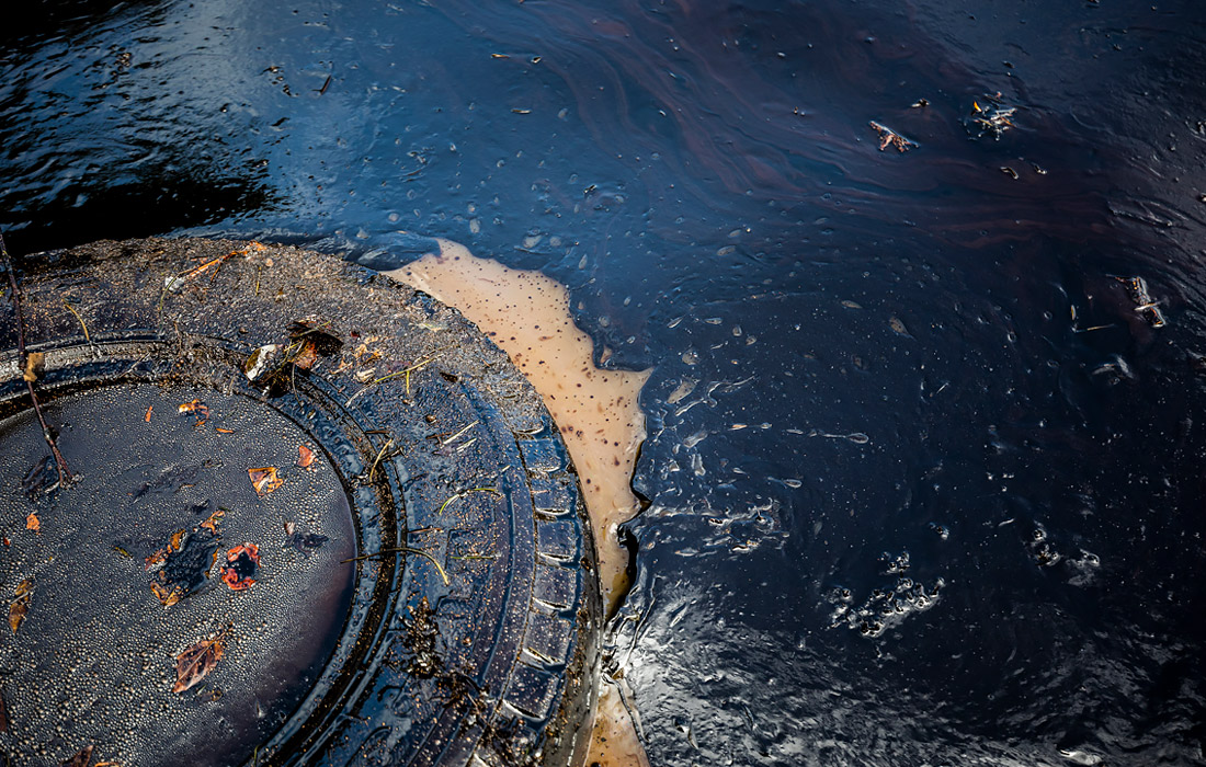 В воду попали тонны нефти