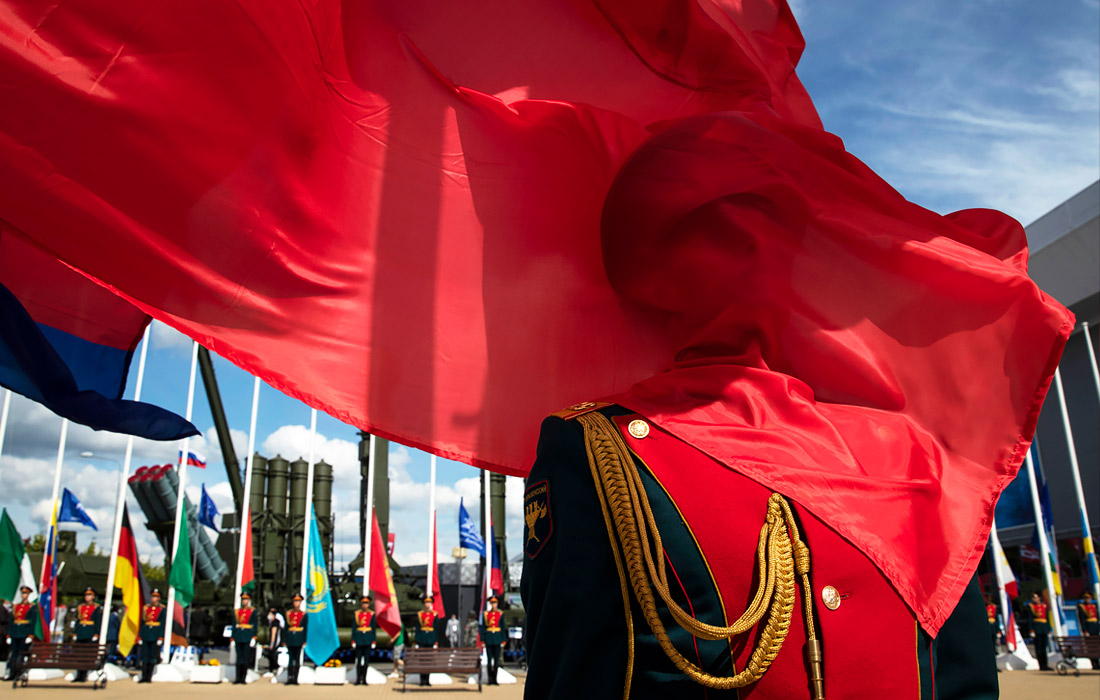 Почетный караул во время открытия форума