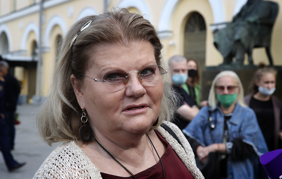 Актриса Ирина Муравьева у здания Малого театра
