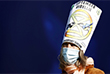 18 сентября. В Нидерландах за последние 24 часа было зарегистрировано 1972 новых случая коронавируса, что стало четвертым днем подряд рекордных максимумов в стране. На фото: активист Extinction Rebellion на демонстрации в финансовом районе Амстердама.