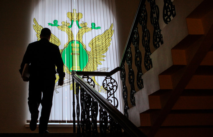 Приставы арестовали квартиру Навального Приставы арестовали квартиру Навального