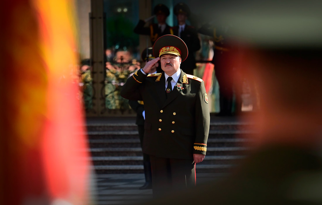 Александр Лукашенко заявил о переходе белорусского народа на новую ступень самосознания, обещав не бросать тех, кто отстоял государственный курс, в первую очередь, чиновников и военных