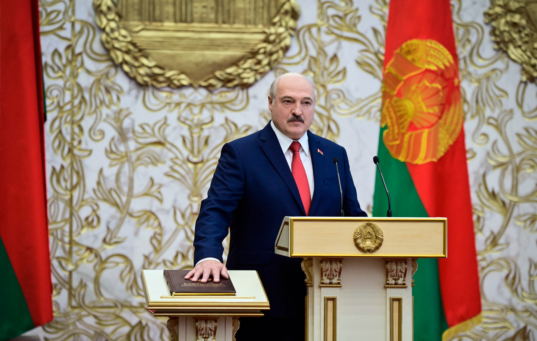 Александр Лукашенко, положив правую руку на конституцию страны, произнес присягу на белорусском языке. В инаугурационной речи Лукашенко заявил, что не имеет права бросить белорусов в такой сложный для страны период - в условиях пандемии и в условиях "дезориентации общества".