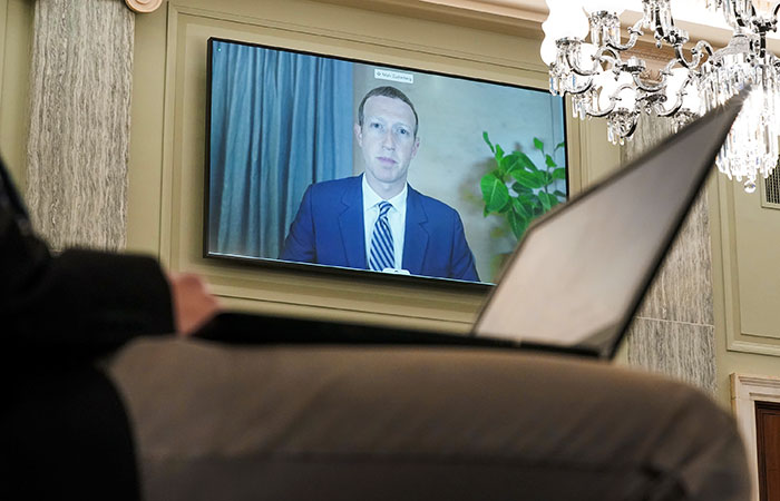 Цукерберг заявил, что Facebook не может пресечь вмешательство в выборы в США Цукерберг заявил, что Facebook не может пресечь вмешательство в выборы в США