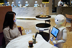 11 ноября. В Японии роботы были введены для сокращения прямых контактов между персоналом и клиентами в условиях продолжающейся пандемии COVID-19.
