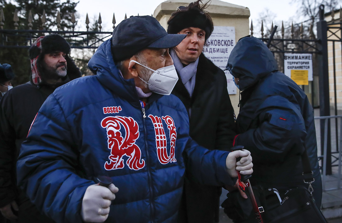 Певец Бедрос Киркоров (на первом плане) после похорон Армена Джигарханяна