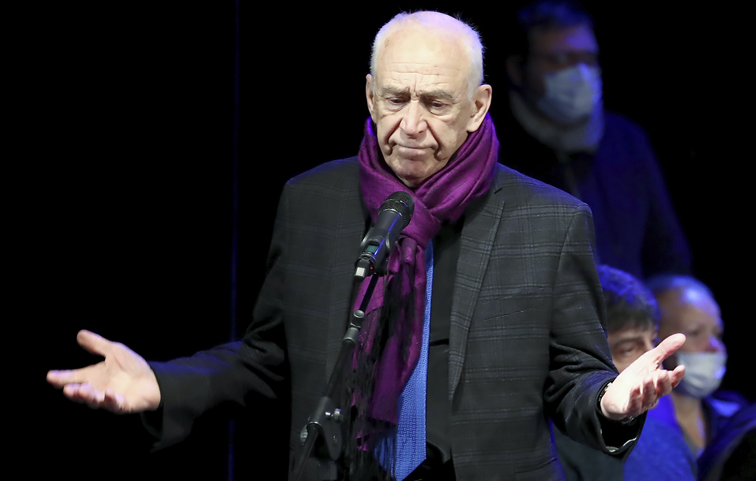 Актер Александр Пашутин во время церемонии прощания