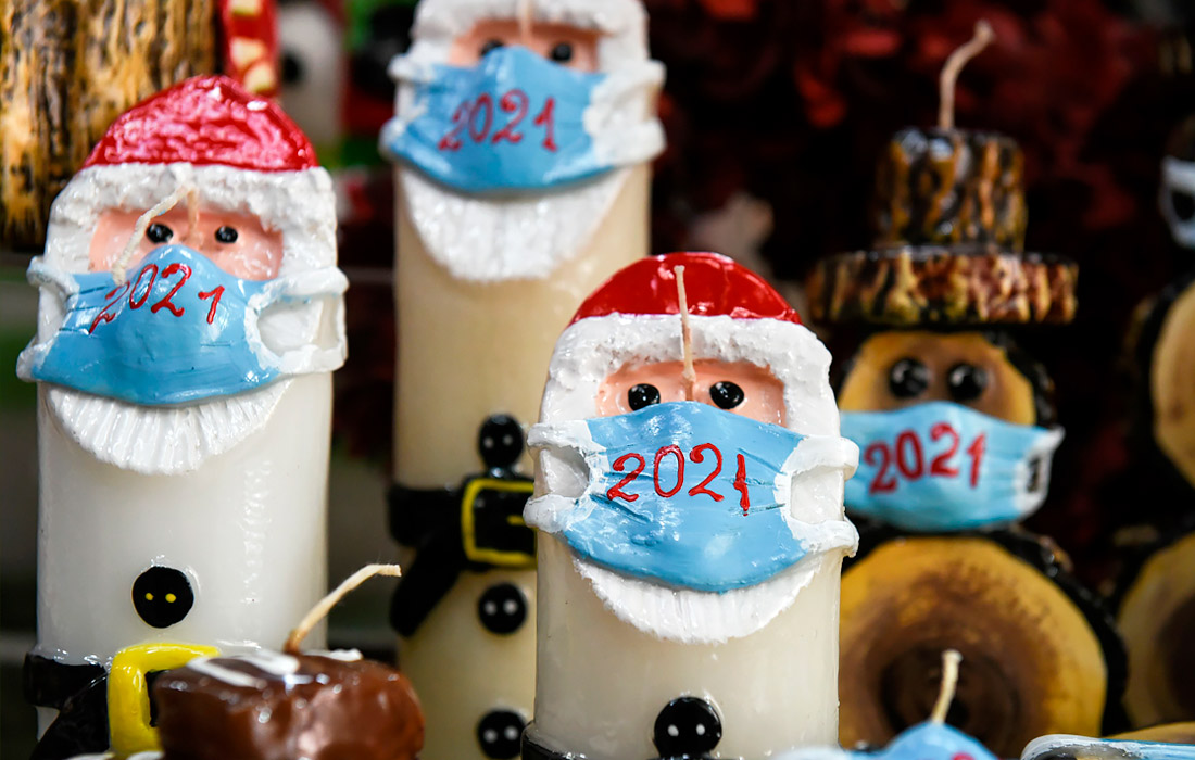 18 ноября. Пандемия коронавируса повлияла на оформление украшений к Рождеству. На фото: магазин свеч в Салониках, Греция.