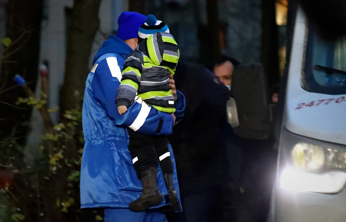 Захвативший в заложники своих детей петербуржец сдался полиции Захвативший в заложники своих детей петербуржец сдался полиции