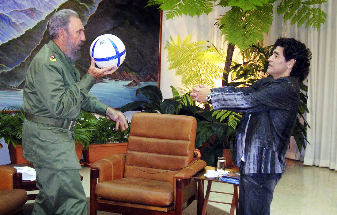 2005 год. Президент Кубы Фидель Кастро и  Диего Марадона играют с мячом во время интервью в Гаване. Футболист приехал на Кубу, чтобы взять интервью у Кастро для его еженедельного телешоу в Аргентине.
