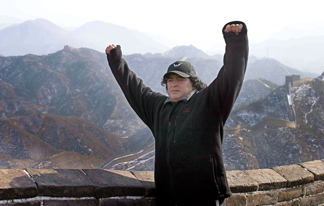 2003 год. Диего Марадона во время посещения Великой Китайской стены.