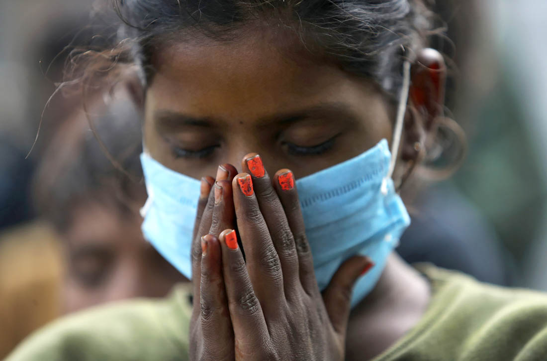 26 ноября. Власти Индии сообщили, что уровень инфицирования COVID-19 в Нью-Дели снизился до 8,5% за последние 3 недели. На фото: молитва перед началом занятий в школе.