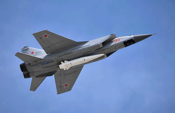 Два дальних перехватчика МиГ-31 совершили полет над Северным полюсом Два дальних перехватчика МиГ-31 совершили полет над Северным полюсом