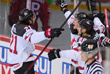 Хоккеисты сборной Канады празднуют победный гол в ворота команды России