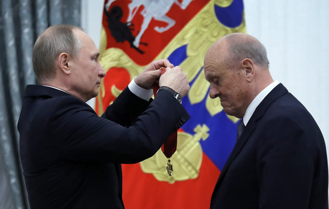 Президент России Владимир Путин вручил режиссеру орден "За заслуги перед Отечеством" II степени в Кремле. 24 мая 2017 года.