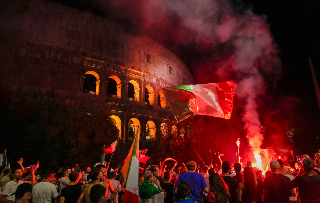 Итальянцы празднуют победу национальной команды в Риме
