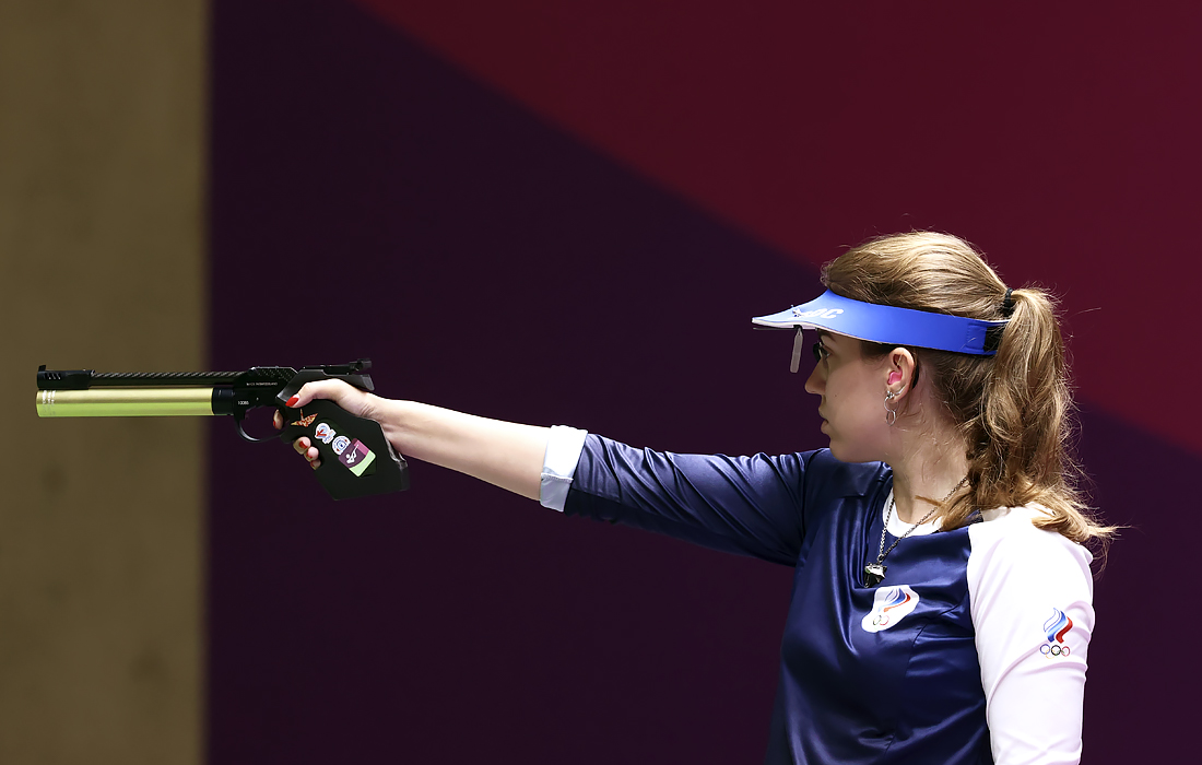 Виталина Бацарашкина принесла России первую золотую медаль ОИ-2020. Россиянка заняла первое место в стрельбе из пневматического пистолета с 10 метров, установив олимпийский рекорд.