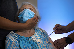 2 августа. В Израиле проходит вакцинация третьей дозой препарата Pfizer-BioNTech людей старше 60 лет.